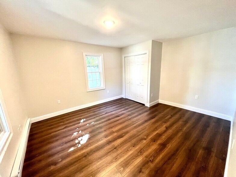 Building Photo - 6 La Grange Pl