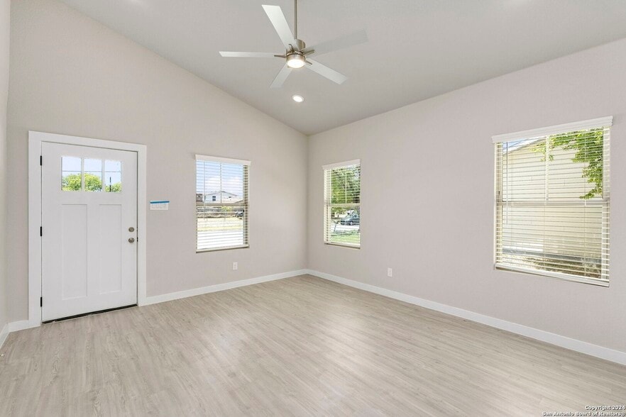 Building Photo - 510 Carol Crest St