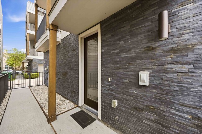 Building Photo - 708 Schwartz St