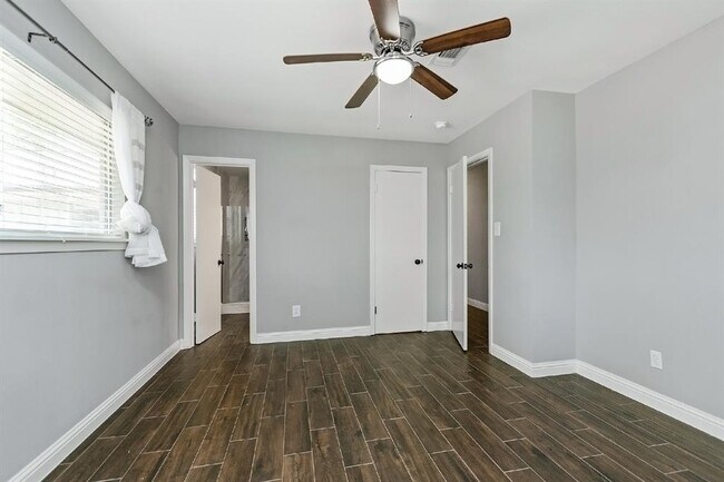 Building Photo - 1719 Longhorn Dr
