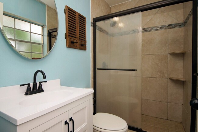 Building Photo - Central Niceville Location