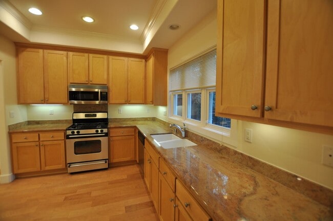 Building Photo - Luxury Craftsman Style Home in quiet San M...