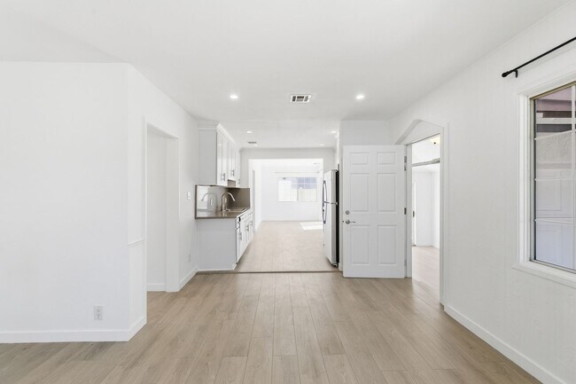 Building Photo - Beautiful modern 3 Bed + 2 Bath House + Den/Office & Backyard