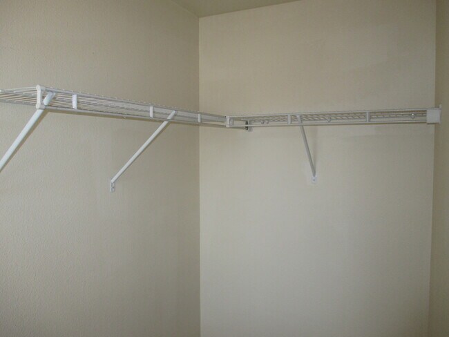 Building Photo - Two Bedroom Apartment in South Salem