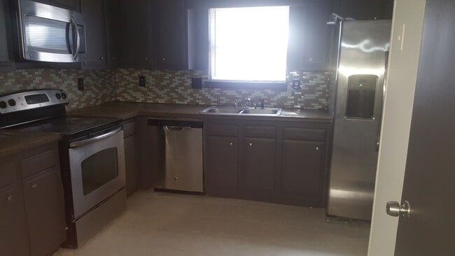 Building Photo - 663 Watson St