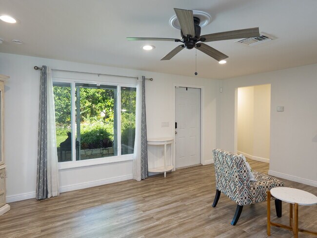 Building Photo - Living Across from Sarasota Bay 3BR/2.5BA ...