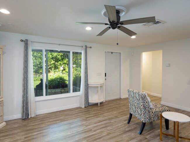 Building Photo - Living Across from Sarasota Bay 3BR/2.5BA Home Minutes to Downtown – Yardwork Included