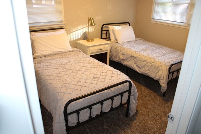 Building Photo - 3 bed 2 bath 2 car garage near campus.