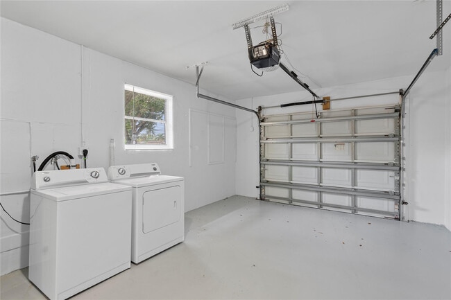 Building Photo - 842 SW 68th Ave