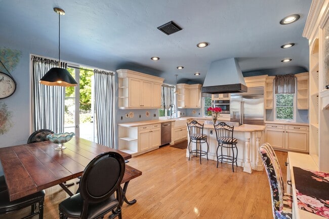 Building Photo - 1809 Palos Verdes Dr W