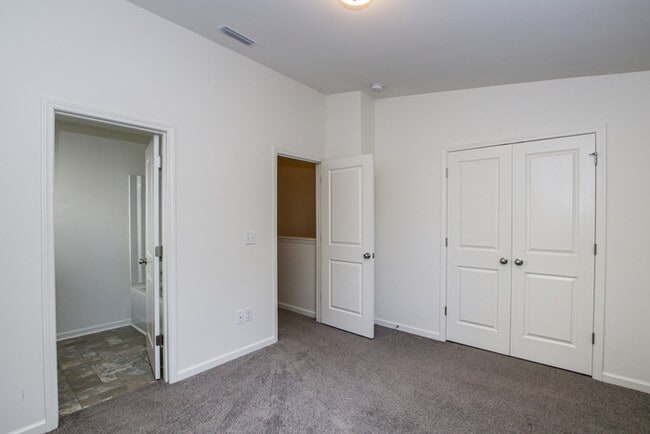 Building Photo - 2BD Townhome minutes from Downtown Pineville & I485 - Ready NOW