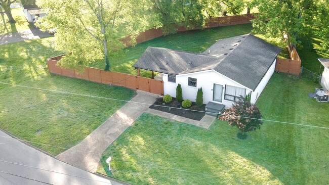 Building Photo - **ABSOLUTELY STUNNING TOP-TO-BOTTOM RENOVA...