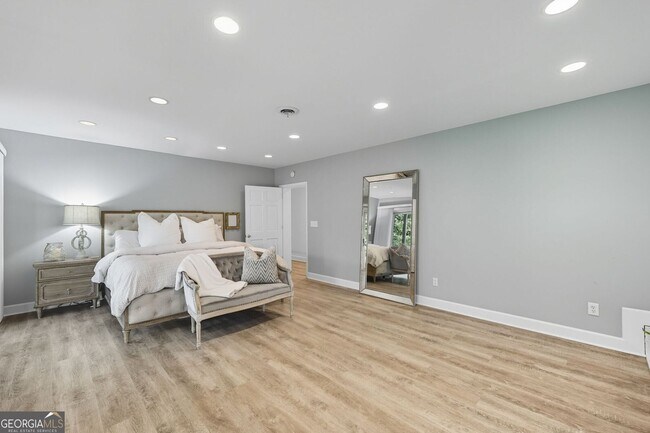 Building Photo - Luxury Lakefront Retreat – Fully Furnished...