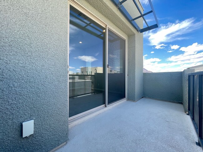 Building Photo - This spectacular 3-bed condo located acros...