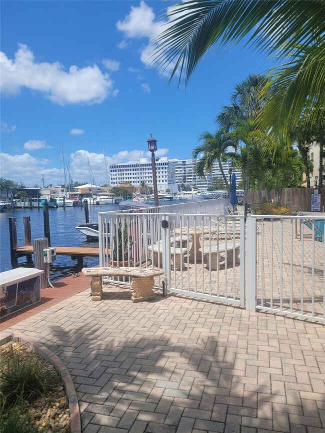 Building Photo - 815 Middle River Dr