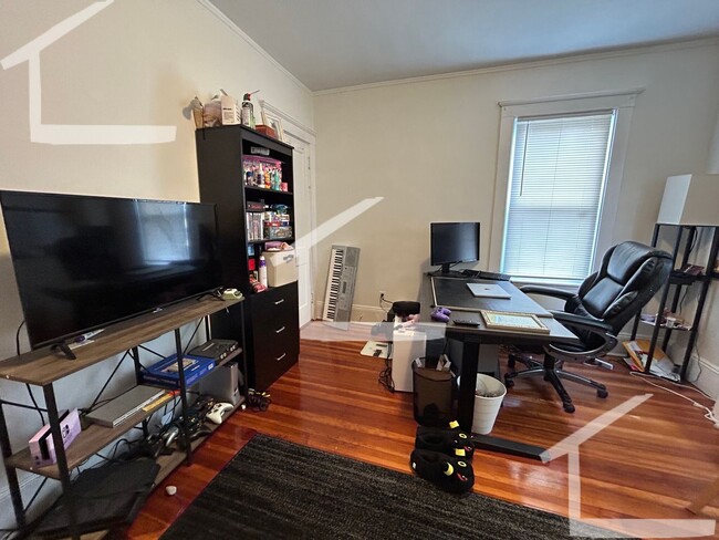 Primary Photo - Large, 3 bed in Oak Square