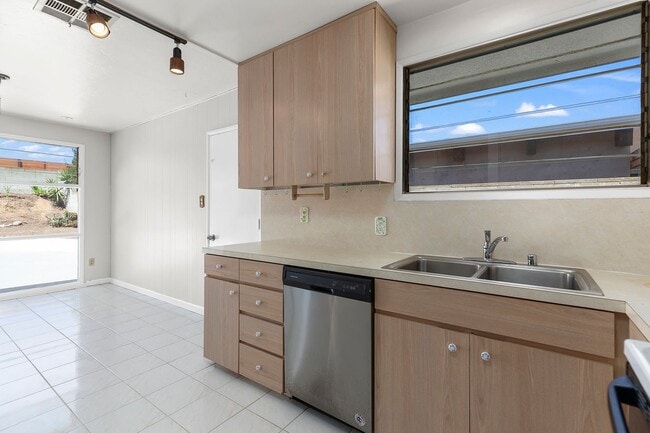 Building Photo - 4 Bedroom Home in Bay Park with Office and...