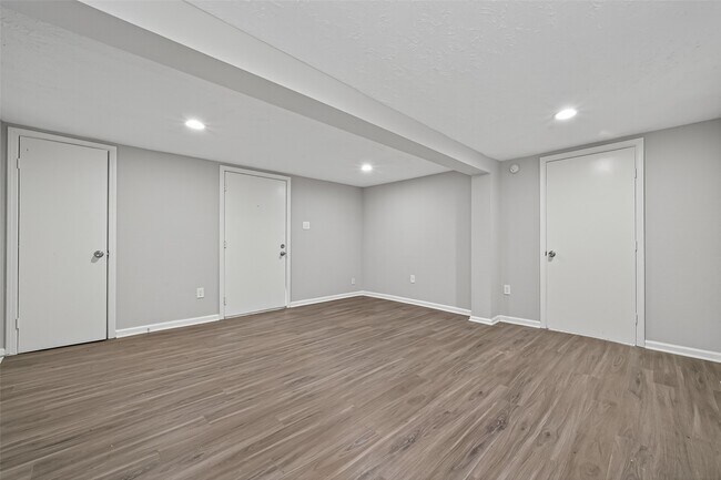 Building Photo - 1305 St Lawrence River Rd