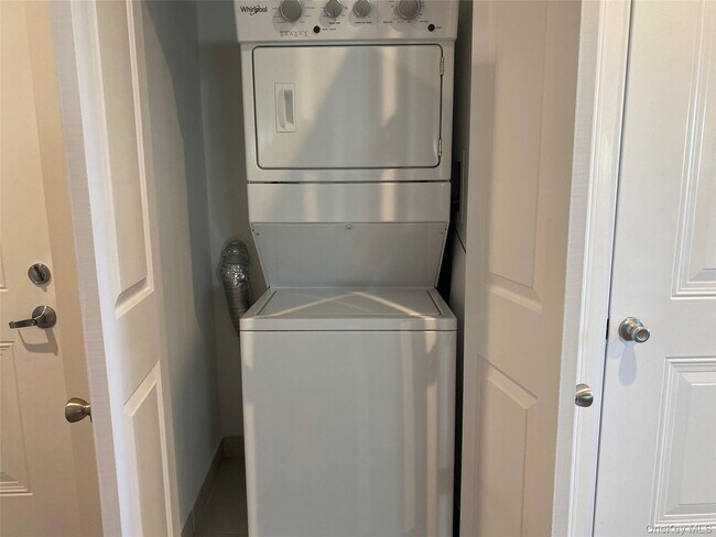 Building Photo - 840 Montauk Hwy