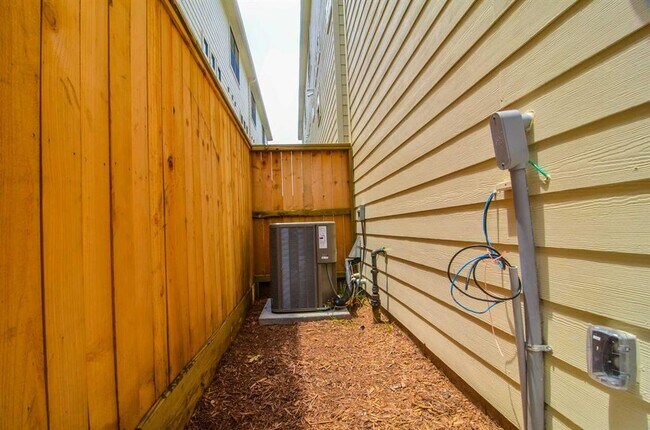 Building Photo - 2710 Hullsmith Dr