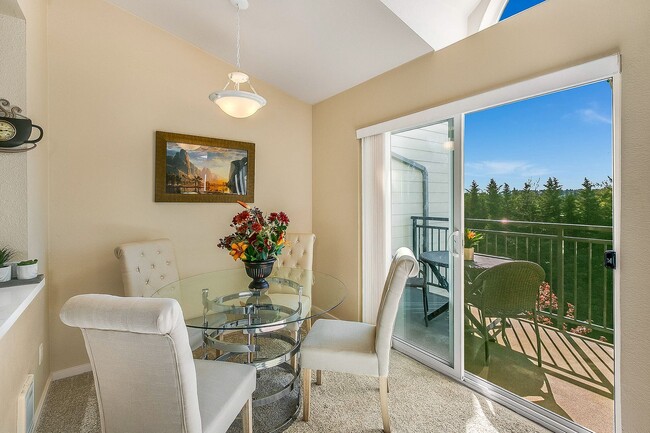 Building Photo - Beautiful Top Floor 2 Bed 2 Bath Condo in Factoria