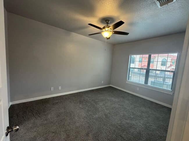 Building Photo - GREAT LOCATION NEAR MEDICAL & USAA | 3 BED...