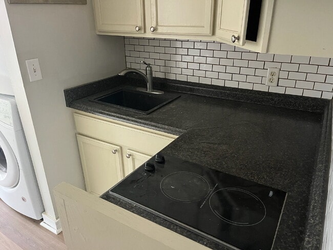 Building Photo - Charming 1-Bedroom Retreat in Vibrant Nashville – Cozy 720 Sq Ft Haven with Garage Access!