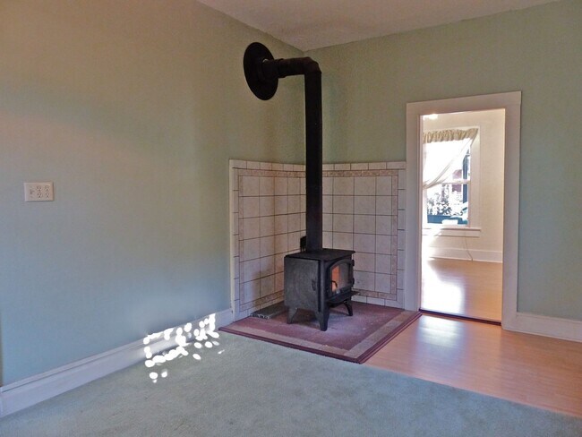 Building Photo - ***PENDING APPLICATIONS***3 Bedroom, 1 Bat...