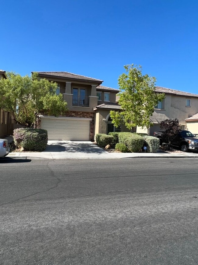 Building Photo - ABSOLUTELY AMAZING! Large 4 bedroom 2 stor...