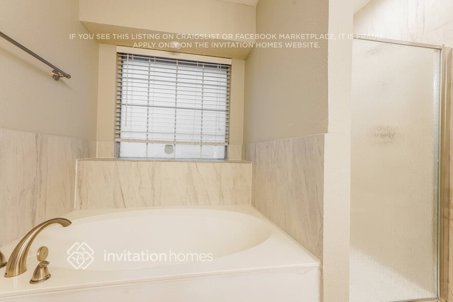 Building Photo - 1633 Summers Dr