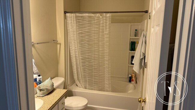 Building Photo - RATE DROP ALERT (was $2300/month) and SUMM...