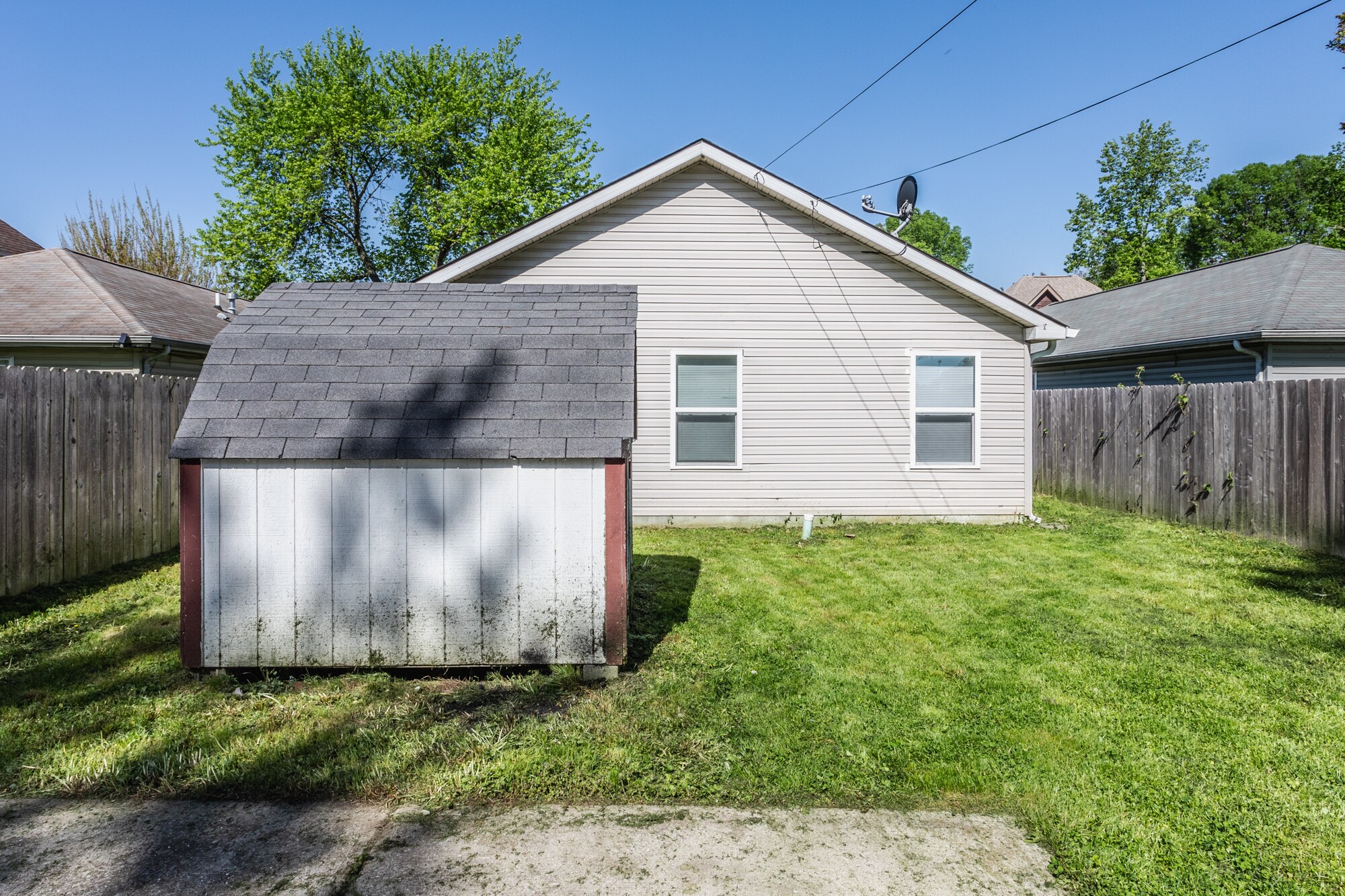 Building Photo - 2329 N Kenwood Ave
