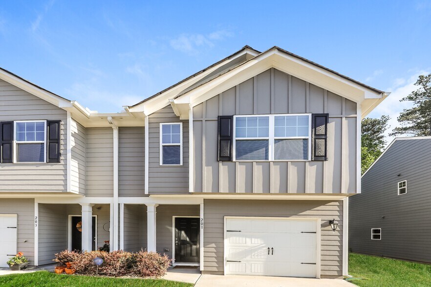 Primary Photo - 201 Highwood Ln