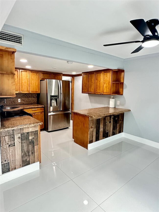 Building Photo - 320 Sunshine Dr