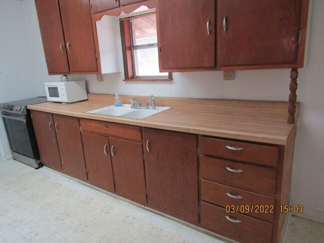 Building Photo - centrally located, pets negotiable with ow...