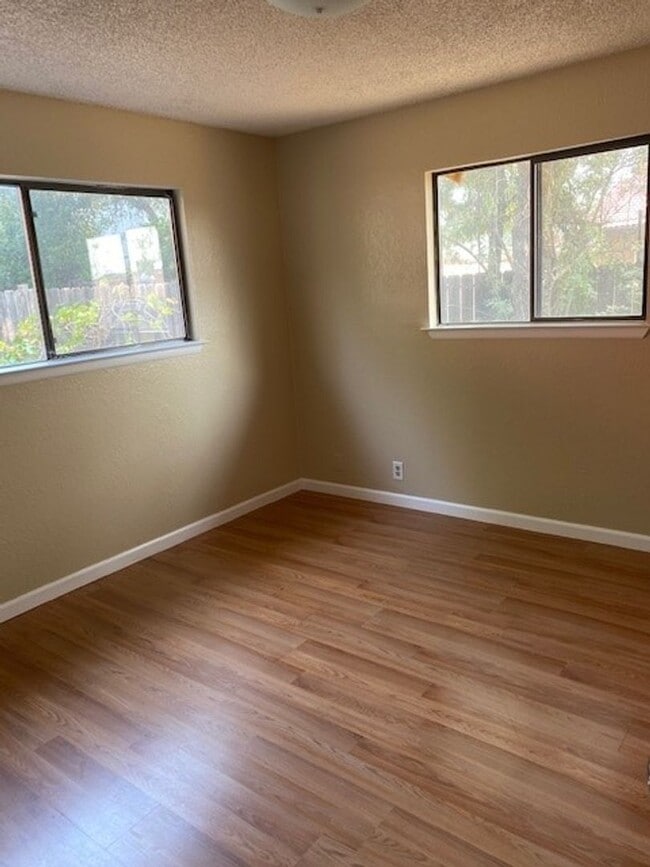 Building Photo - Cute house in Enterprise Area!!