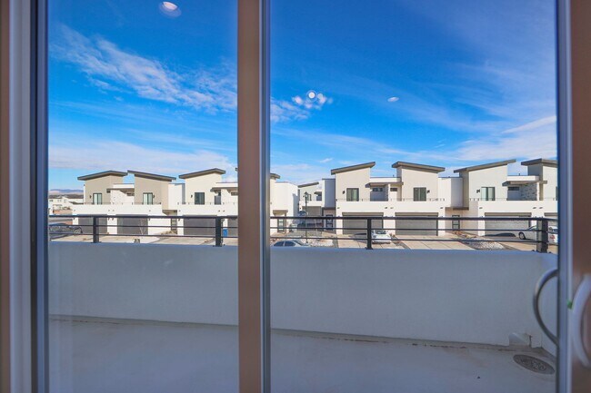 Building Photo - Crimson Park Town Home.