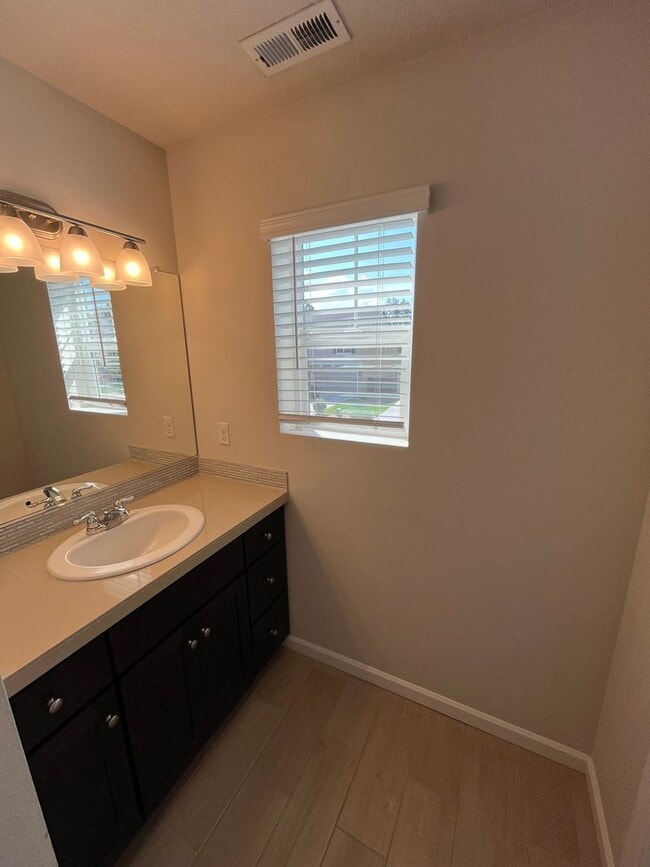 Building Photo - Three Bedroom House in SE Bend