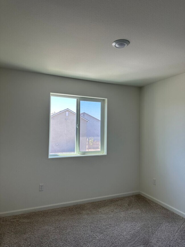 Building Photo - Beautiful newer home in a gated community