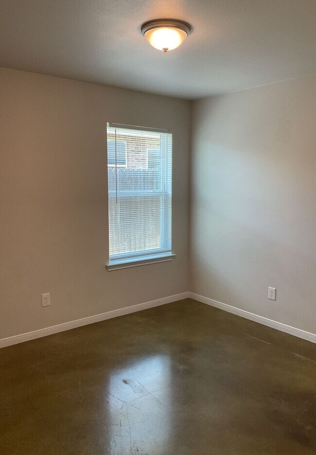 Building Photo - 310 Lowes Blvd