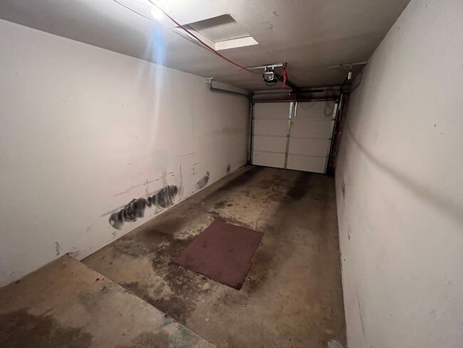Building Photo - *Half-Off 1st Month's Rent!* Large Updated...