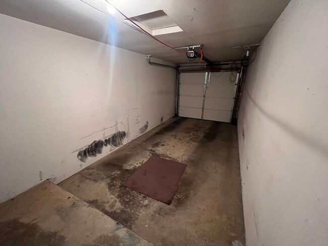 Building Photo - Large Updated Two Bedroom Condo in South S...