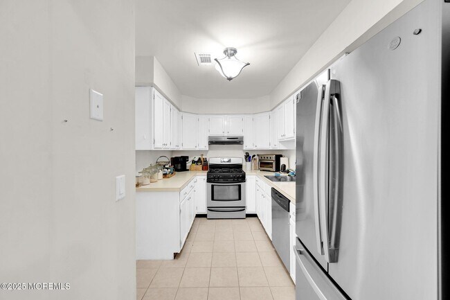 Building Photo - 33 S Pointe Cir