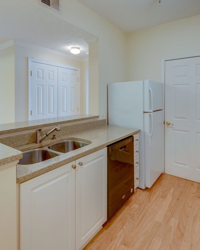 Building Photo - Condo in Hillmont of Green Hills