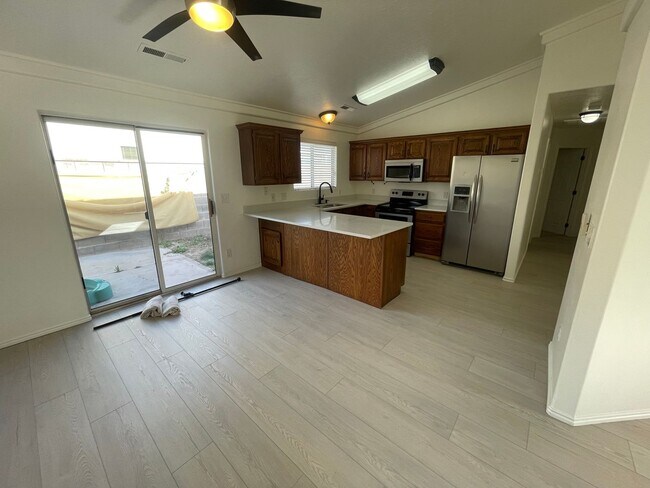 Building Photo - Fresh remodel in quiet neighborhood!  Comm...