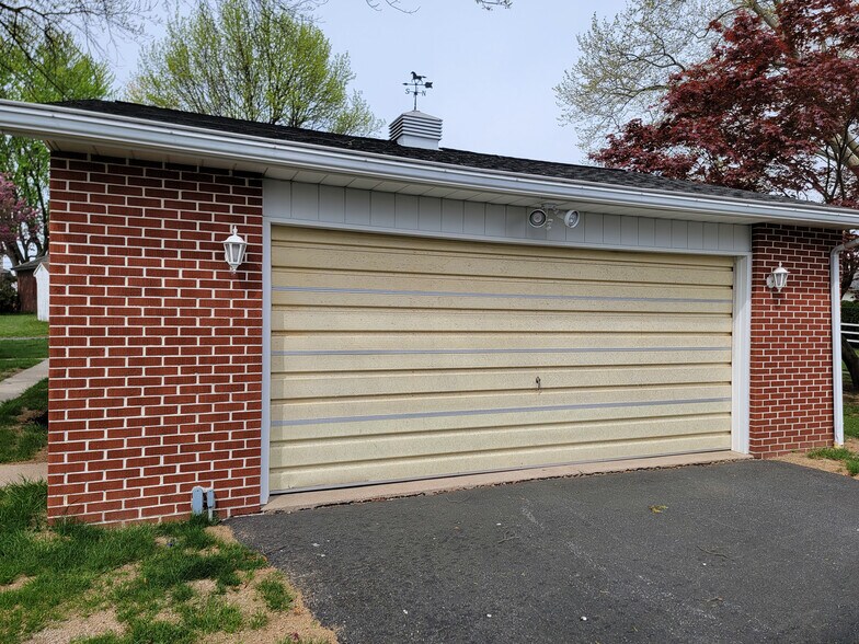 Building Photo - 137 N Hoover St