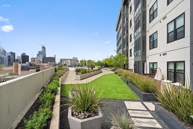 Building Photo - 800 Embassy Dr