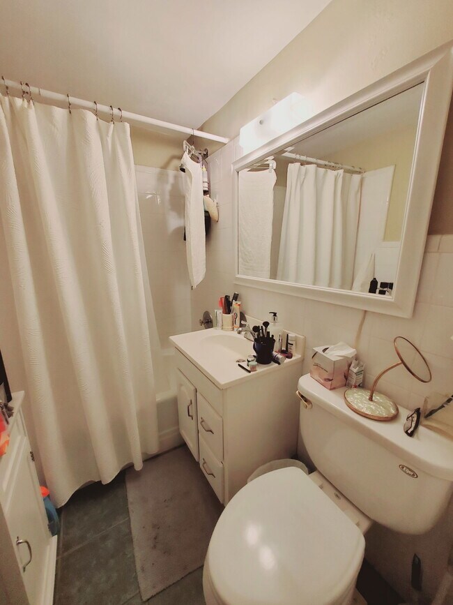 Building Photo - 444 Bedford St