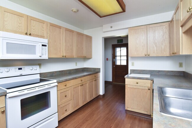 Building Photo - 5741 W Cedar Ave