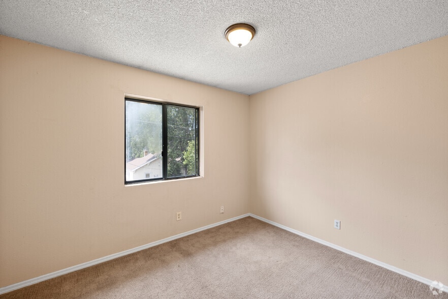 4BR, 2BA - 1,100SF - Primary Bedroom - 520 S Verde St